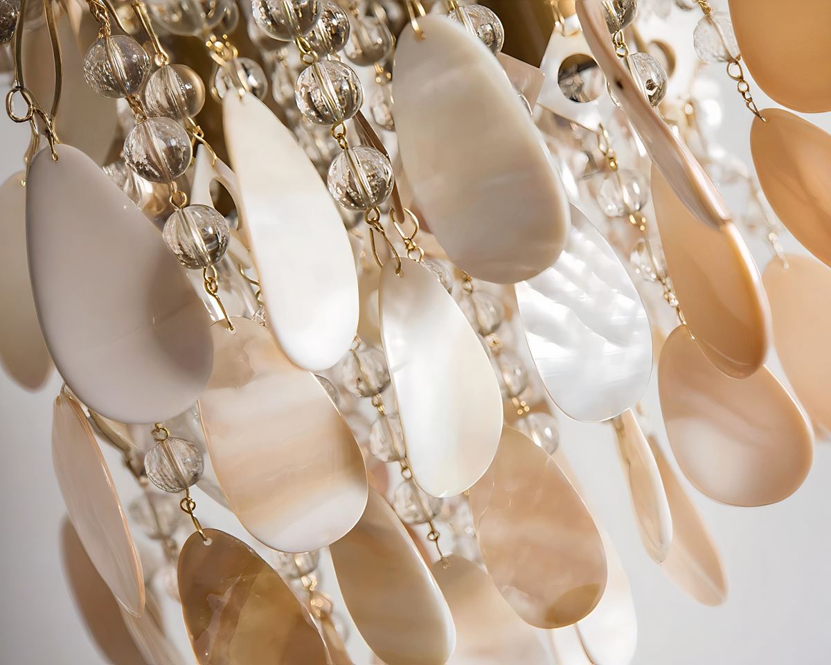 Lustre à pampilles en coquillage sur monture dorée, vue 3