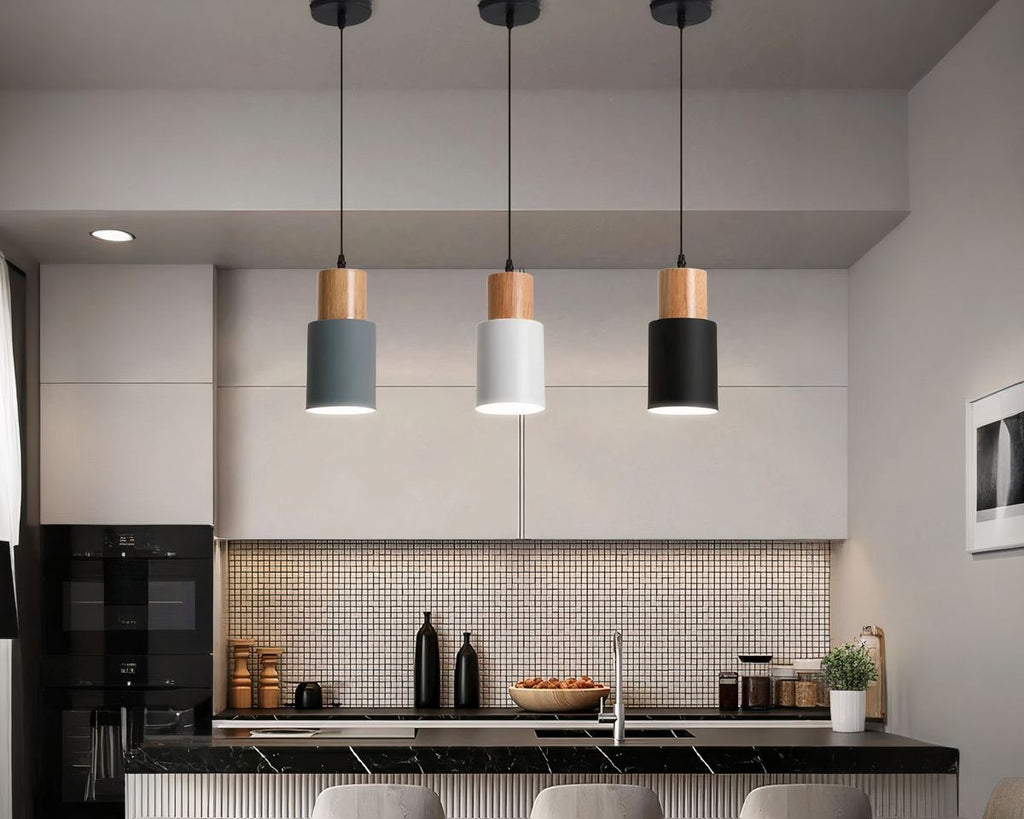 Petit lustre bois et abat-jour en métal minimaliste