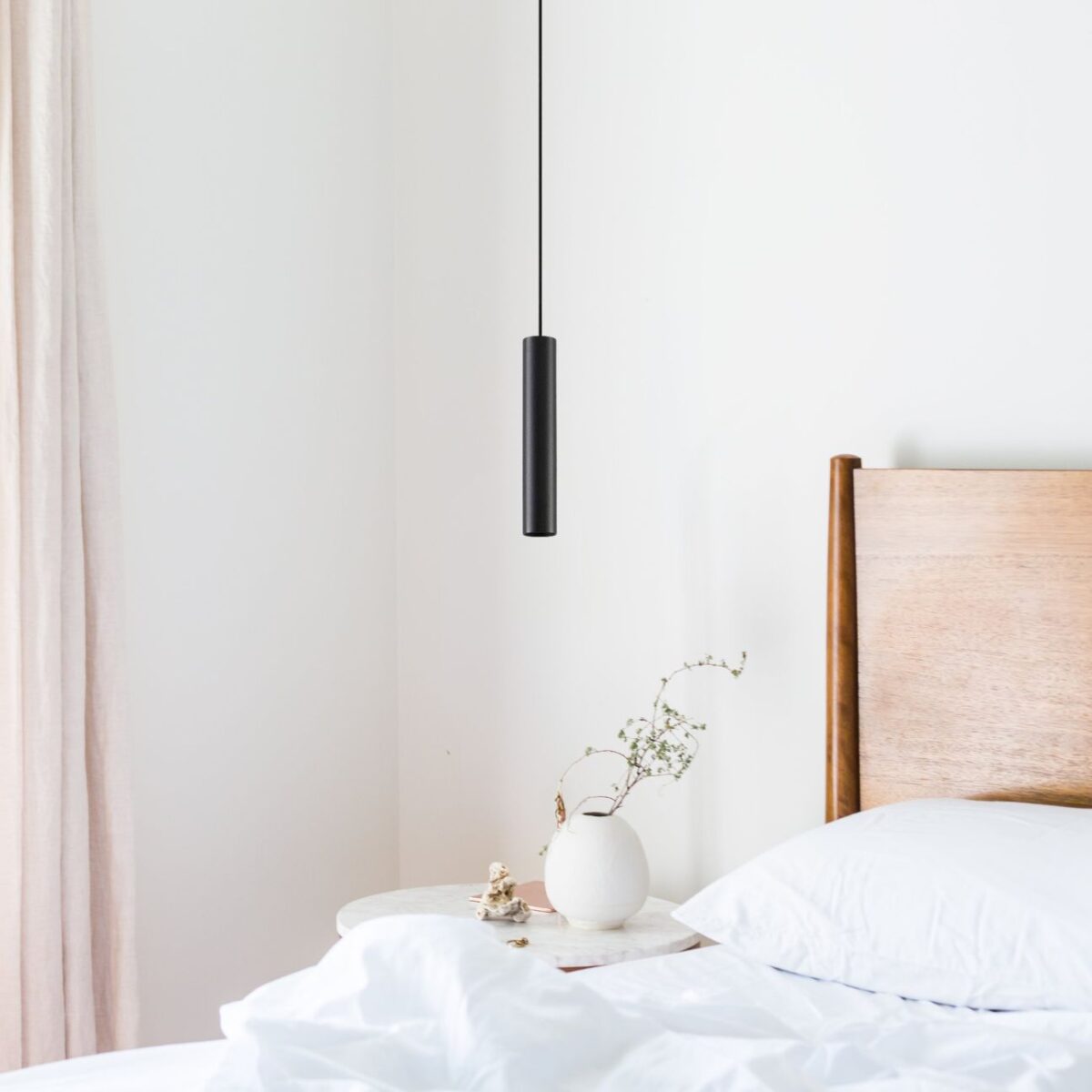 Lustre escalier tube vertical noir en aluminium, vue 2