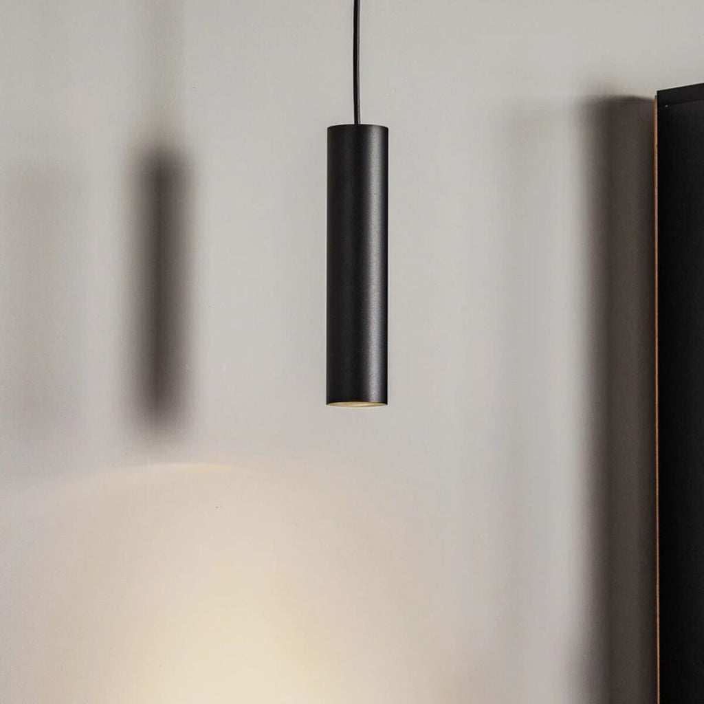 Lustre escalier tube vertical noir en aluminium, vue 3