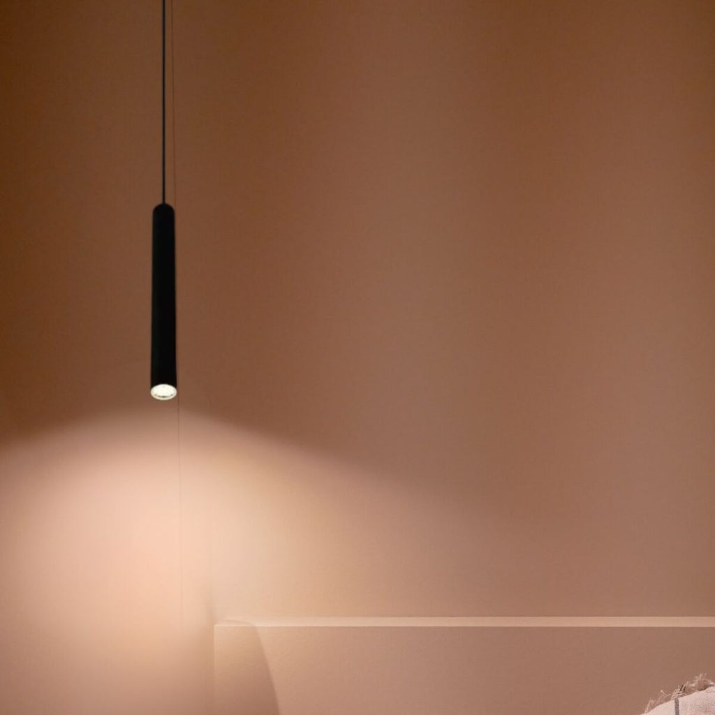 Lustre escalier tube vertical noir en aluminium, vue 5