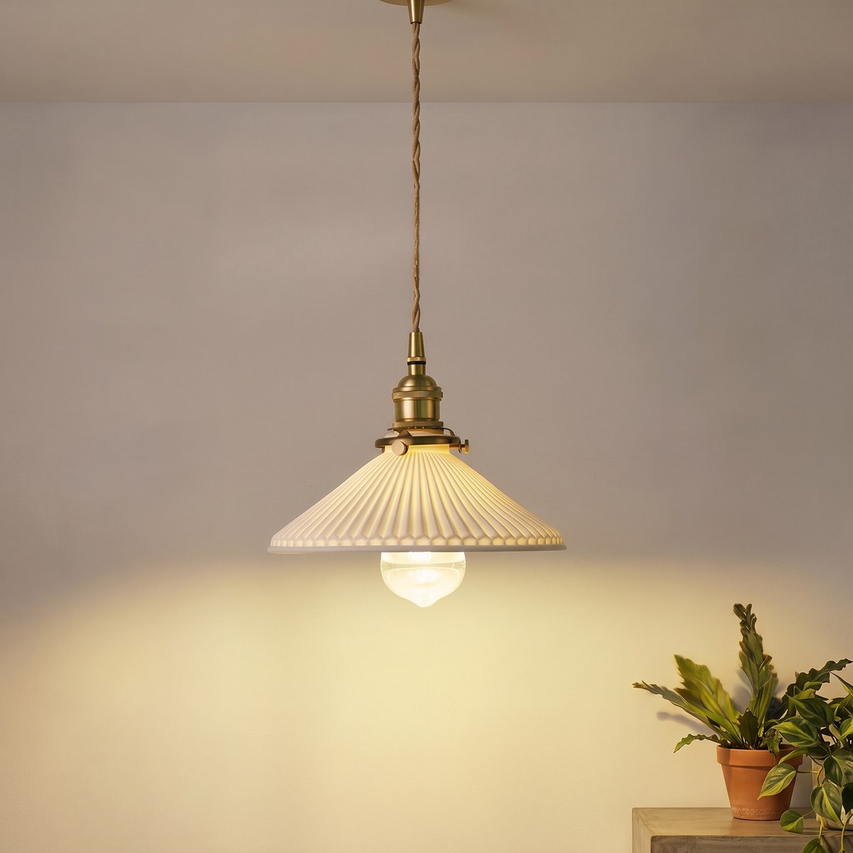 Lustre art déco en céramique blanche et laiton, vue 3