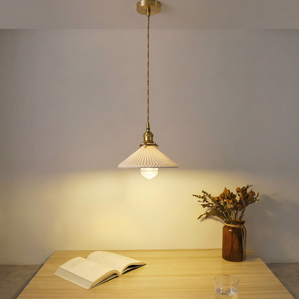 Lustre art déco en céramique blanche et laiton, vue 4