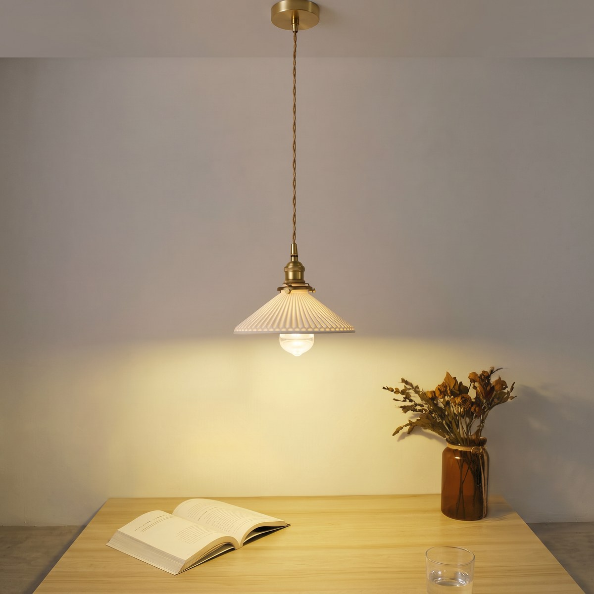 Lustre art déco en céramique blanche et laiton, vue 4