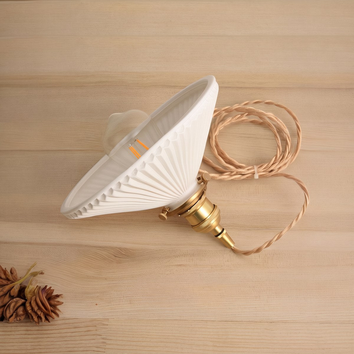 Lustre art déco en céramique blanche et laiton, vue 5