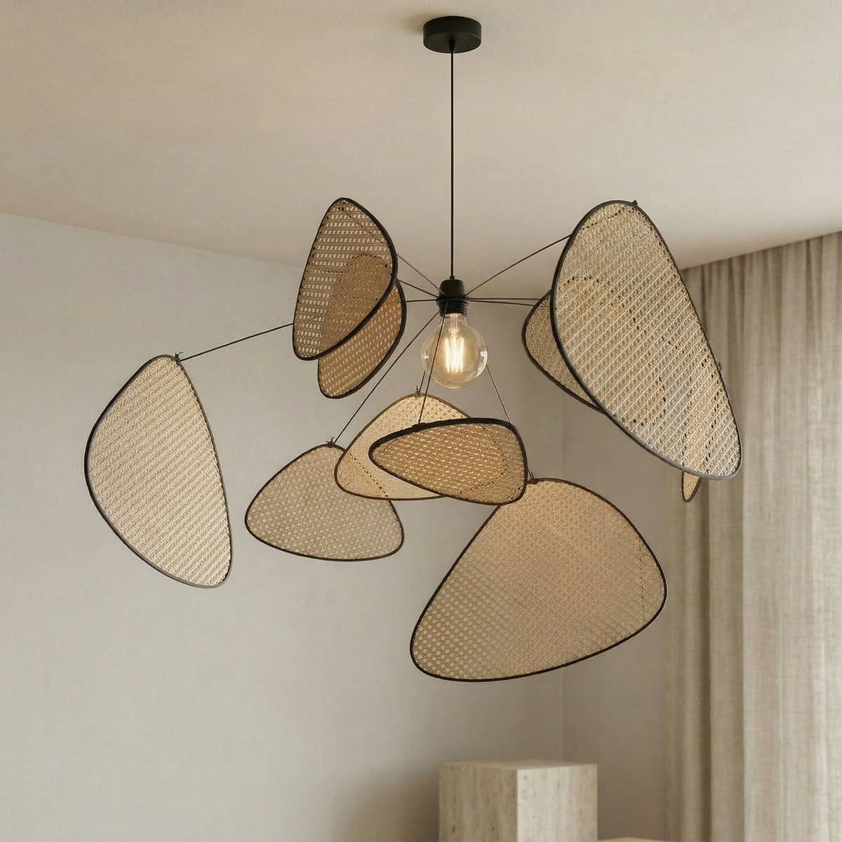 Lustre en rotin à pétales cannés cerclés de noir