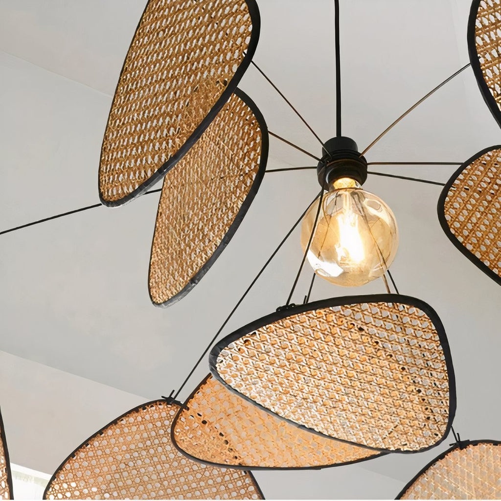 Lustre en rotin à pétales cannés cerclés de noir, vue 2