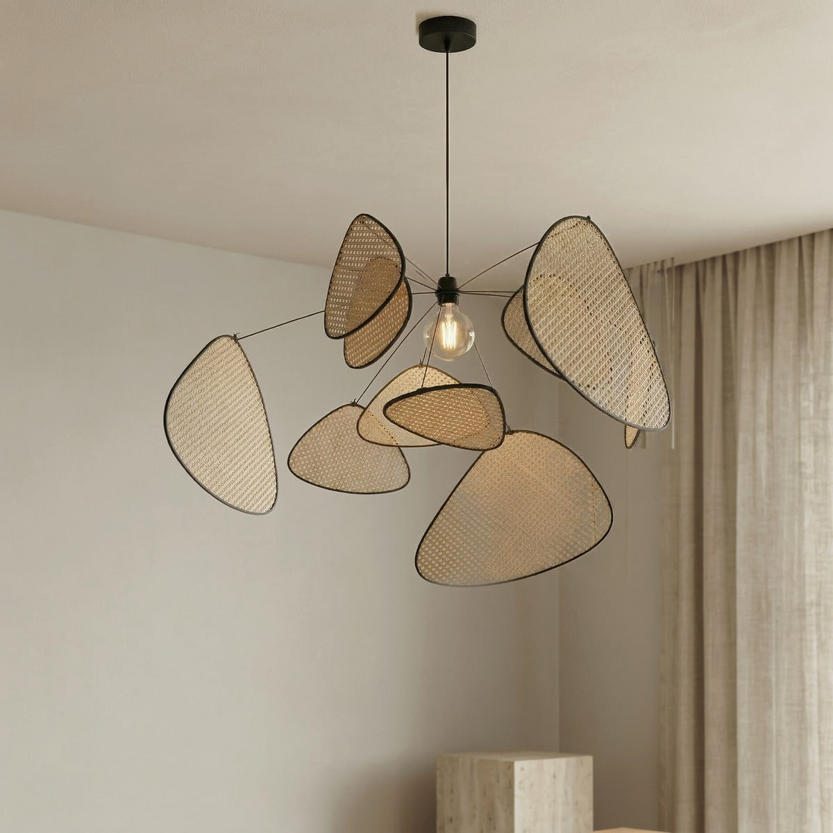 Lustre en rotin à pétales cannés cerclés de noir, vue 5