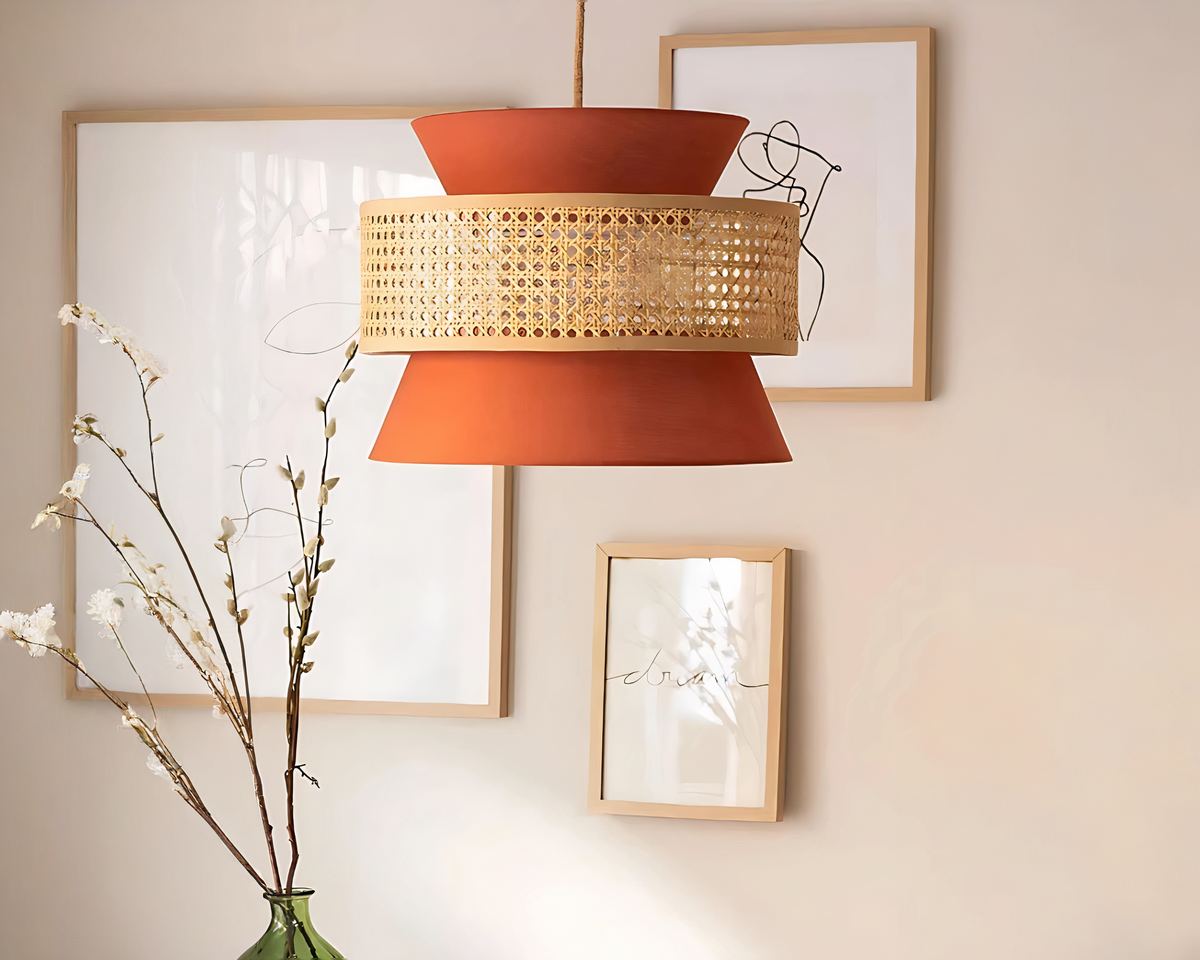 Lustre bohème en bambou, cannage et tissu terracotta