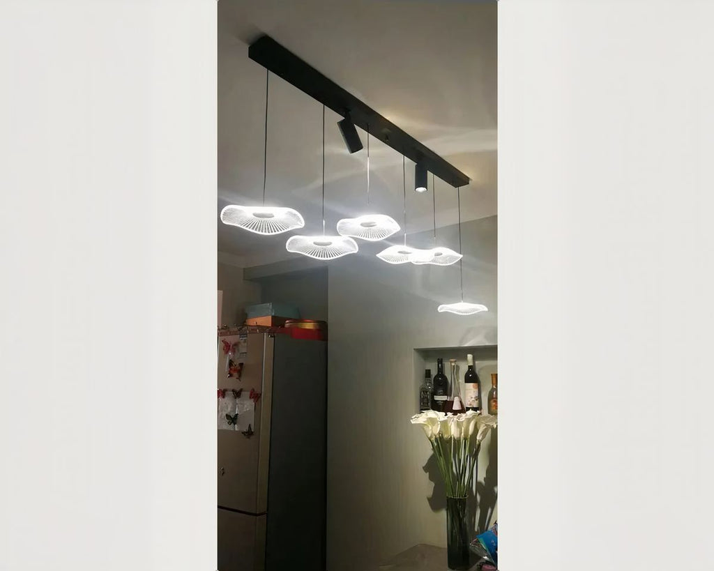Lustre design à fleurs acryliques suspendues et spots, vue 3