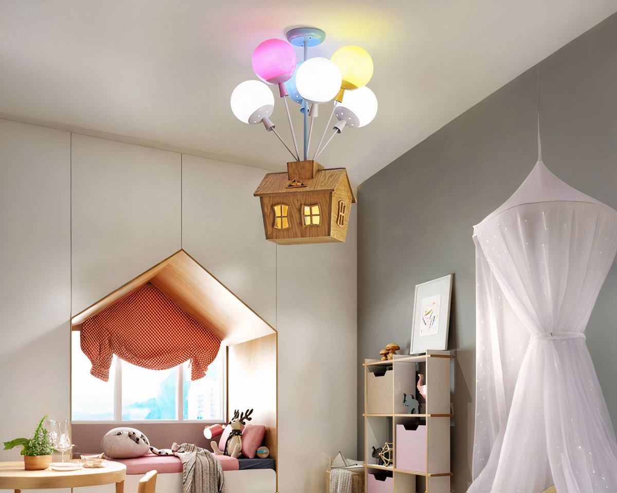 Lustre en bambou maison volante et ballons colorés