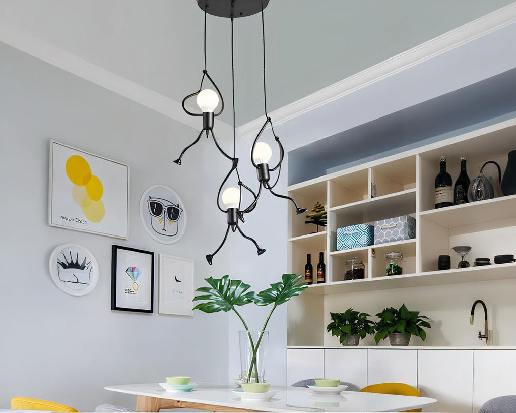 Lustre chambre ado à bonhommes suspendus en métal noir, vue 2
