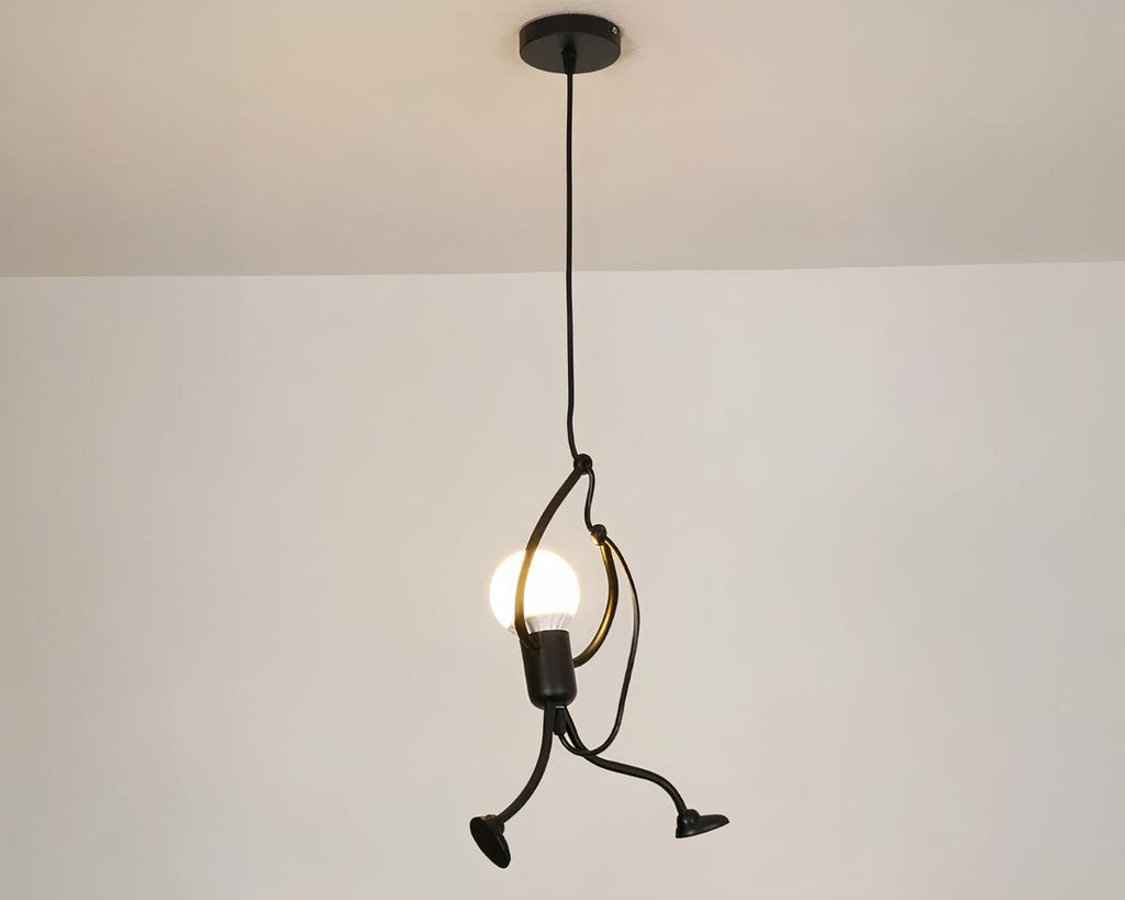 Lustre chambre ado à bonhommes suspendus en métal noir, vue 3