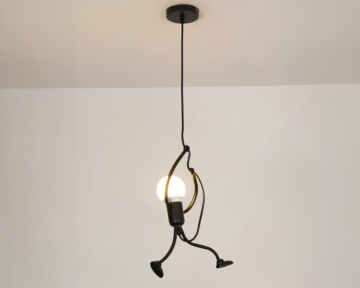 Lustre chambre ado à bonhommes suspendus en métal noir, vue 3