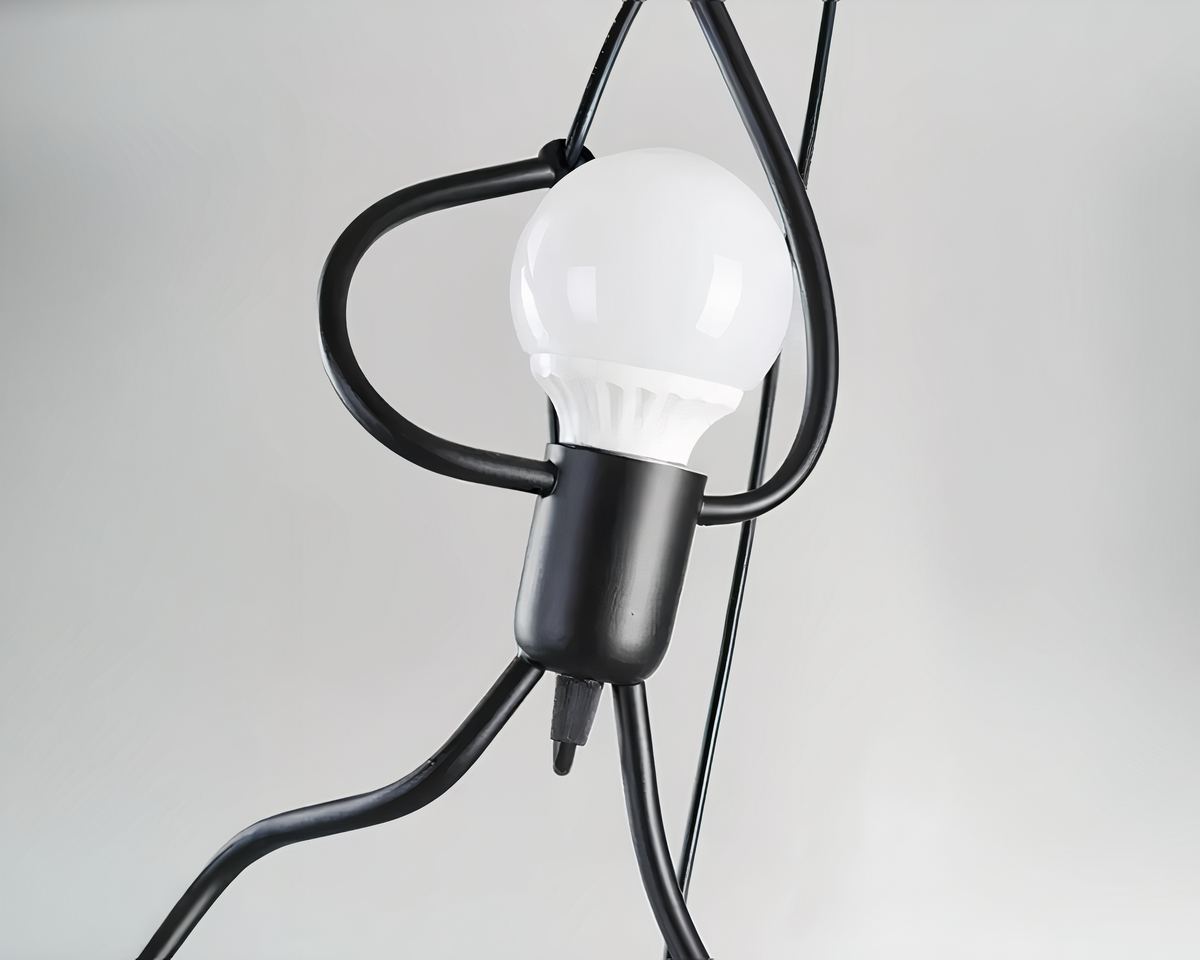 Lustre chambre ado à bonhommes suspendus en métal noir, vue 4