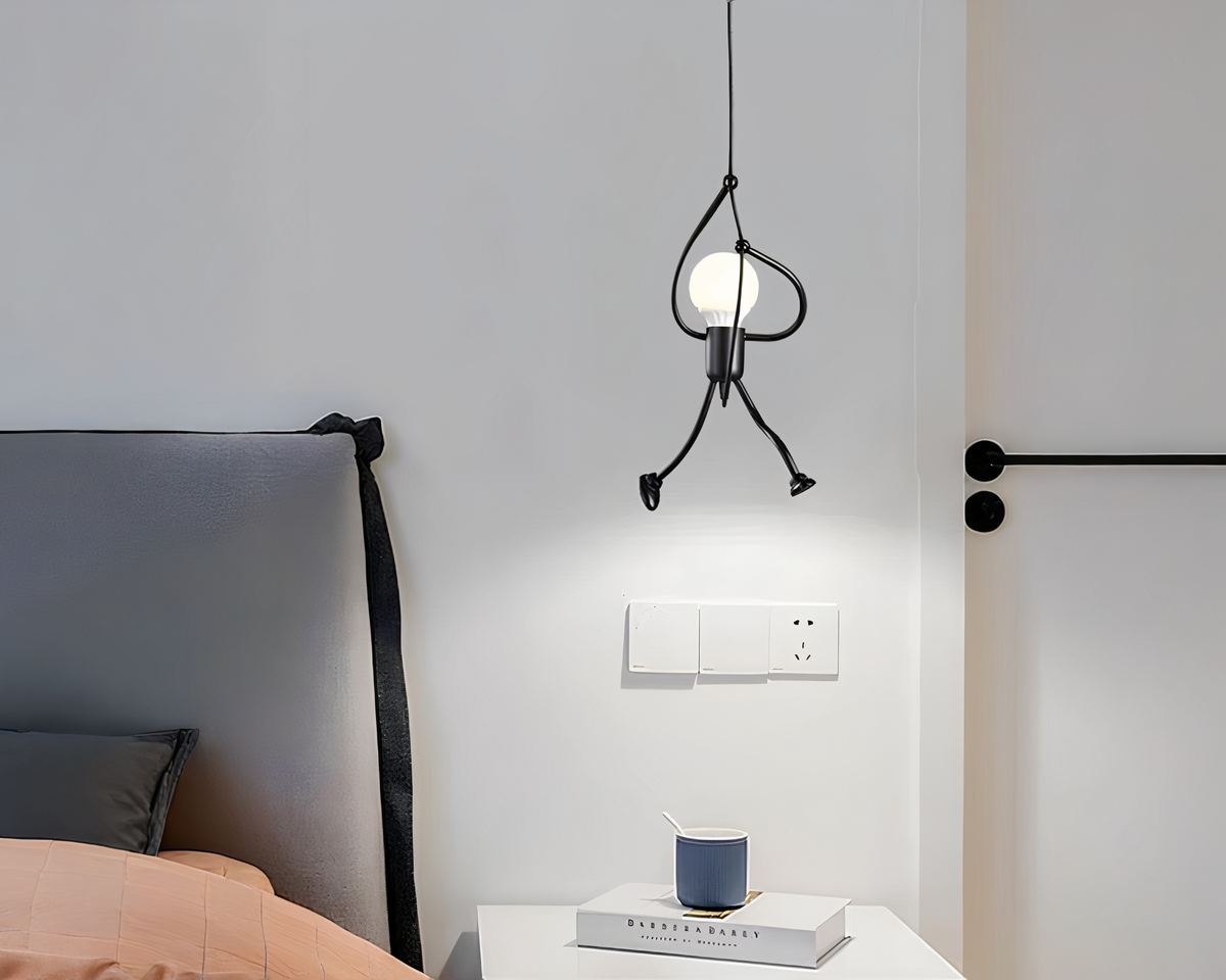Lustre chambre ado à bonhommes suspendus en métal noir, vue 5