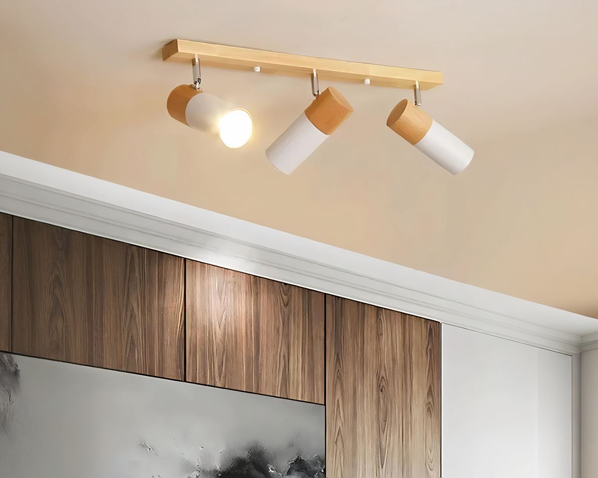 Lustre scandinave barre en bois à trois spots, vue 2