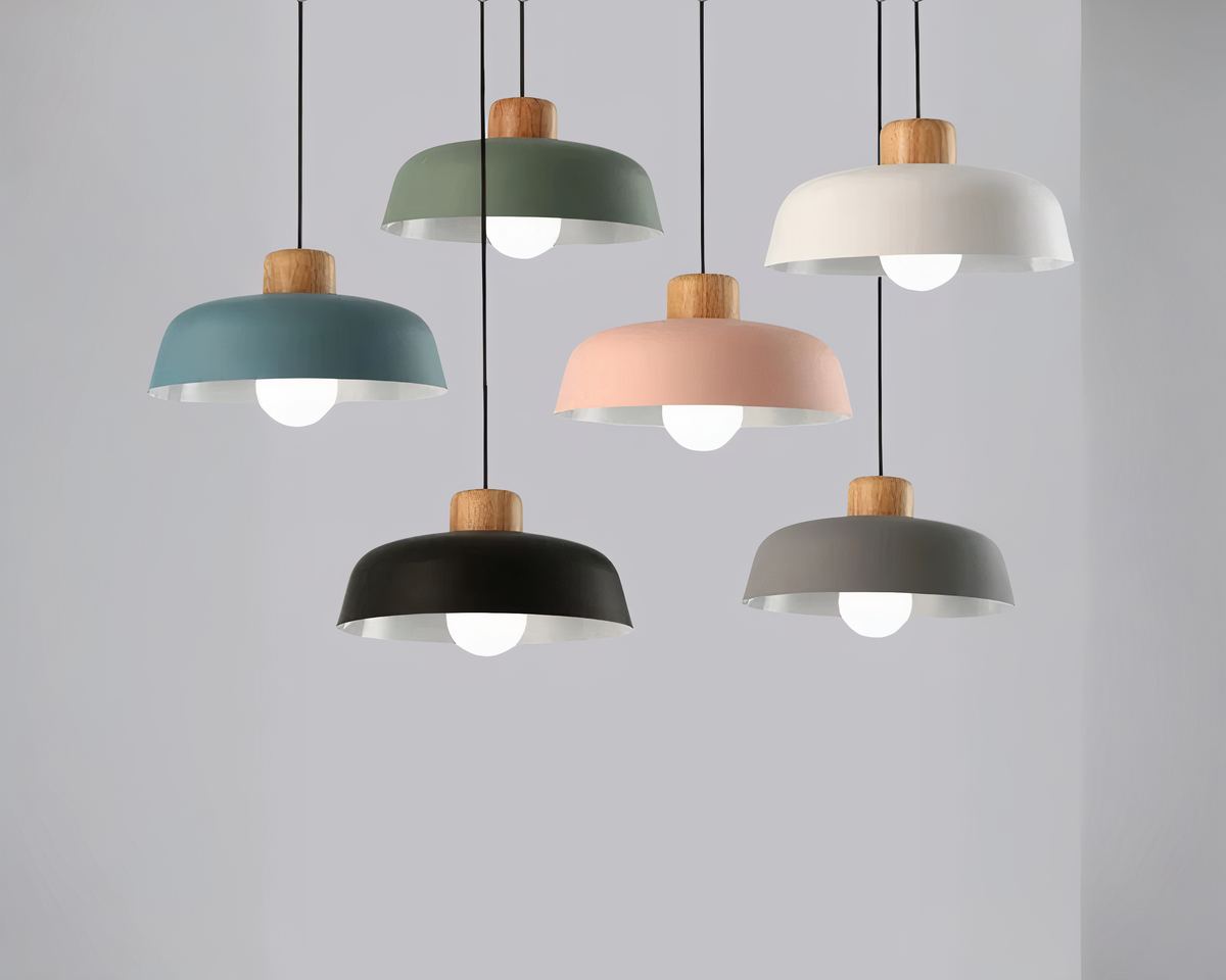 Lustre scandinave en métal coloré et attache en bois