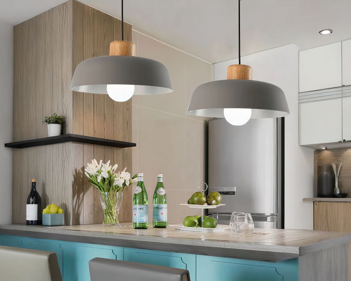 Lustre scandinave en métal coloré et attache en bois, vue 3