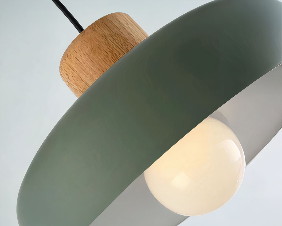 Lustre scandinave en métal coloré et attache en bois, vue 4