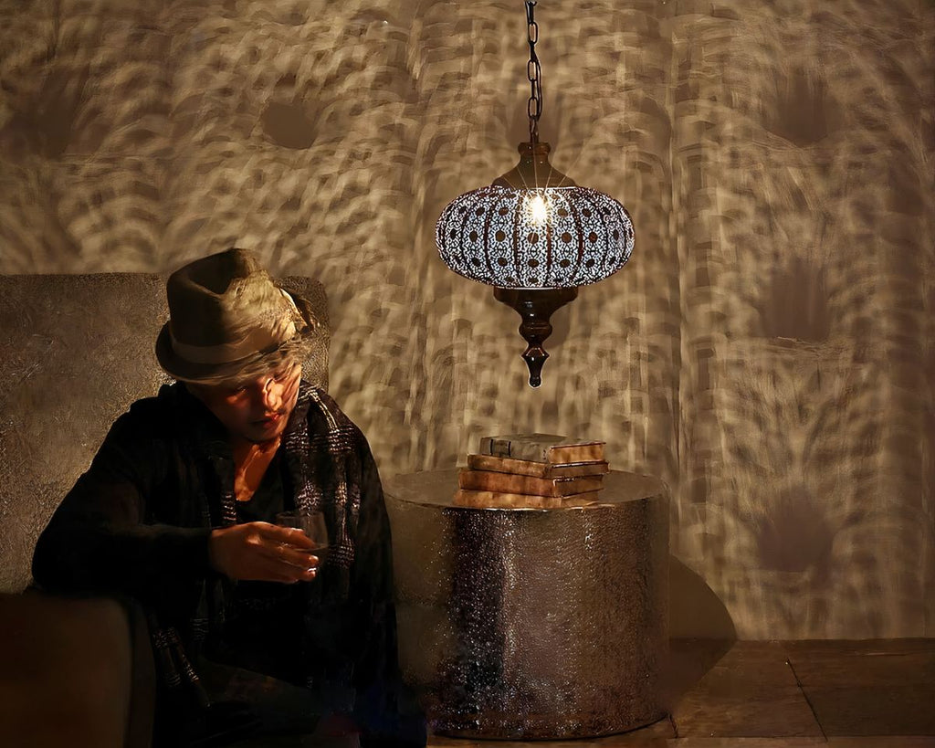 Lustre marocain doré à découpes géométriques, vue 2