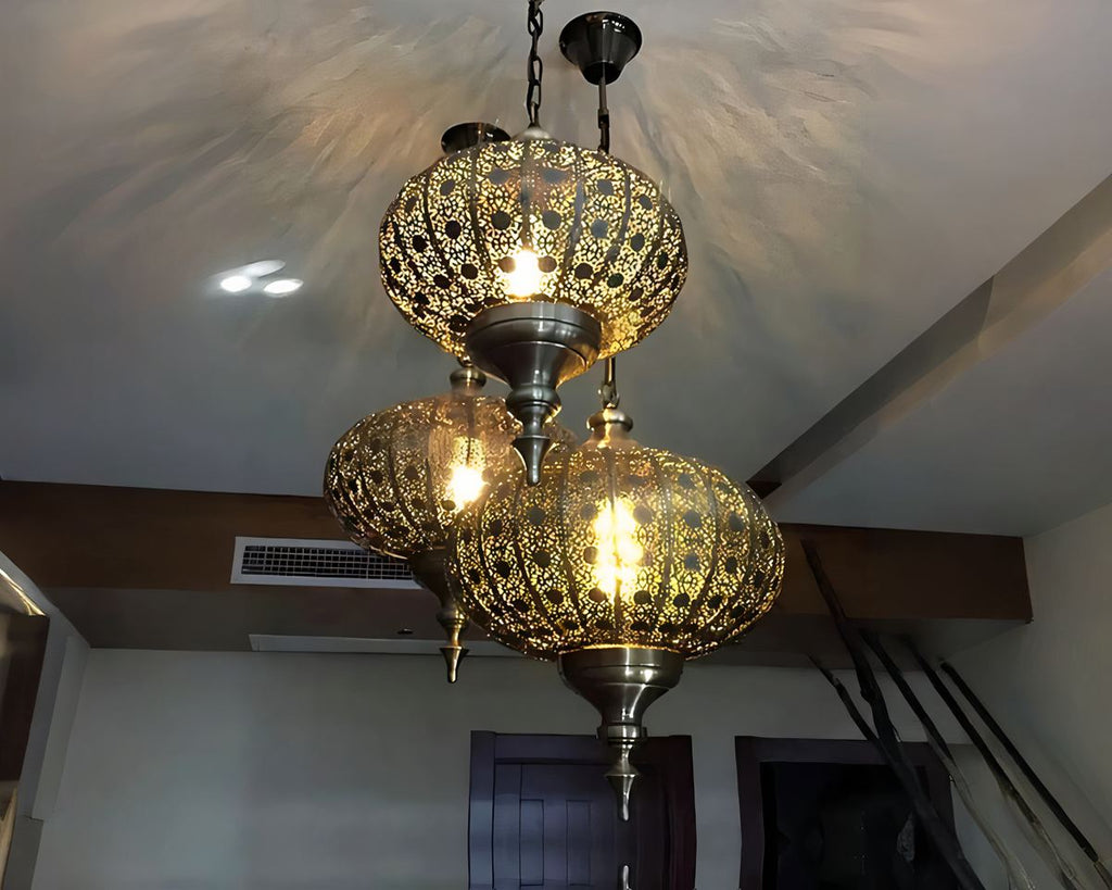 Lustre marocain doré à découpes géométriques, vue 3