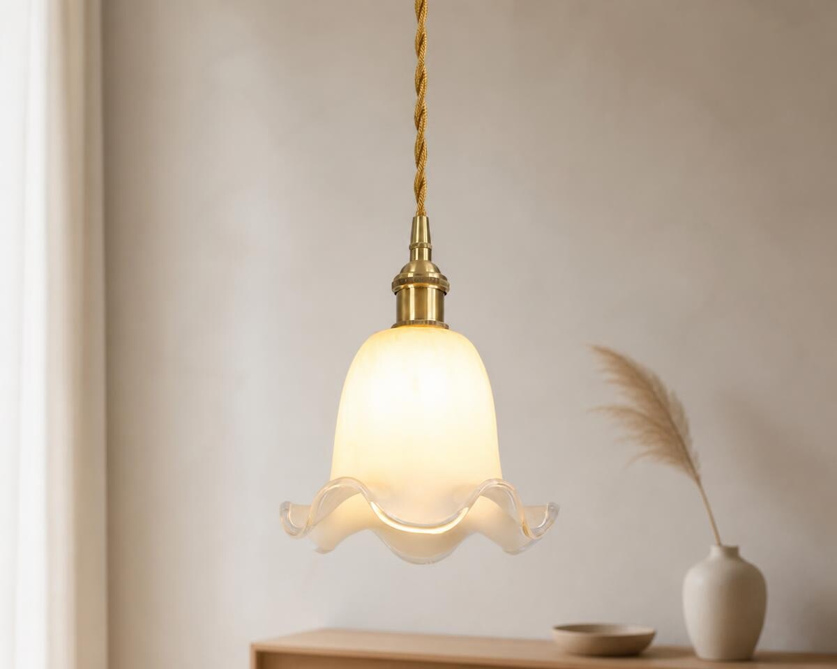 Lustre opaline petite fleur blanche et laiton doré