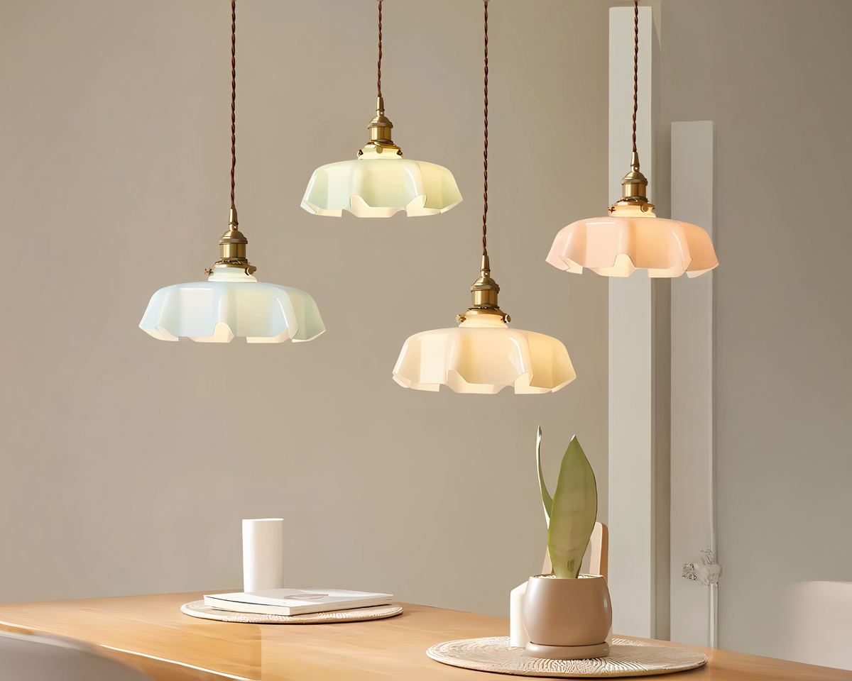 Lustre opaline pastel à collerette ondulée