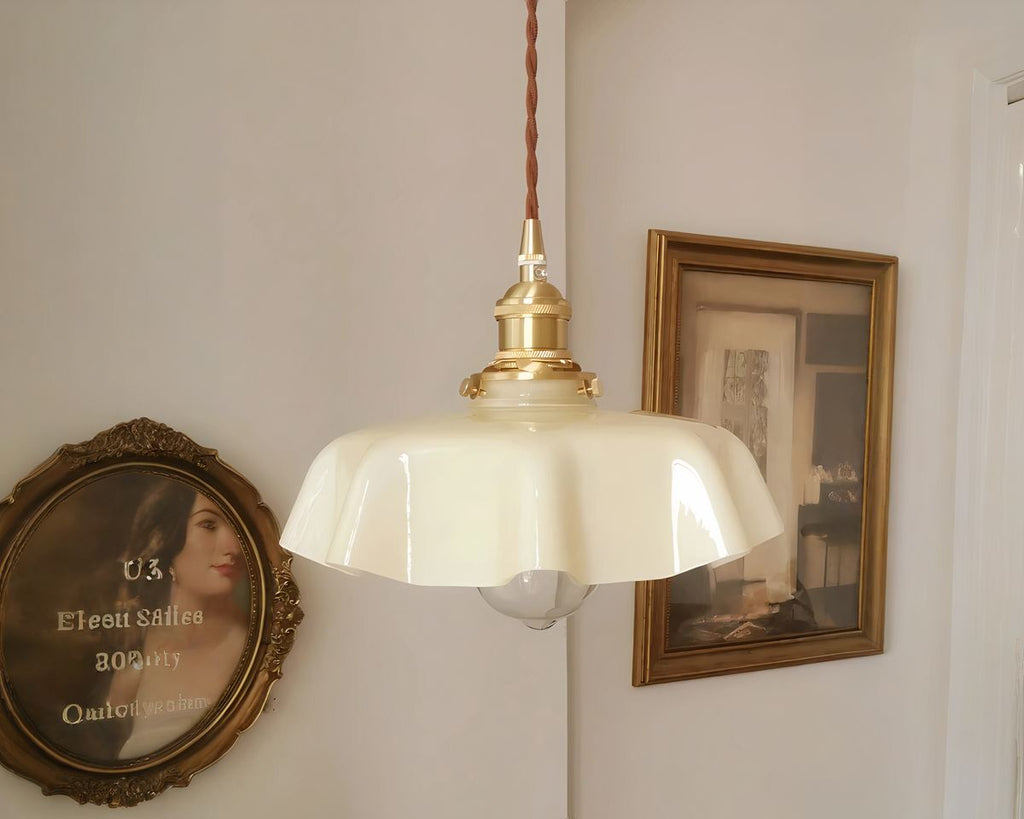 Lustre opaline pastel à collerette ondulée, vue 2