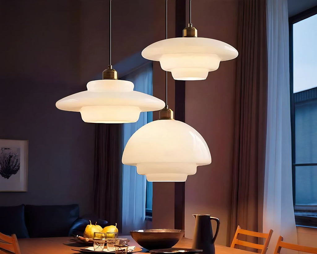 Lustre opaline blanc et laiton, trois silhouettes