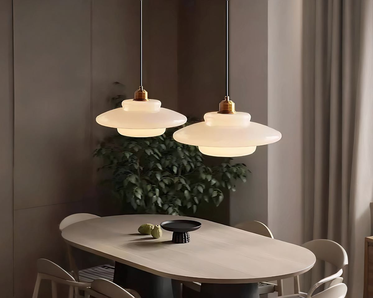 Lustre opaline blanc et laiton, trois silhouettes, vue 2