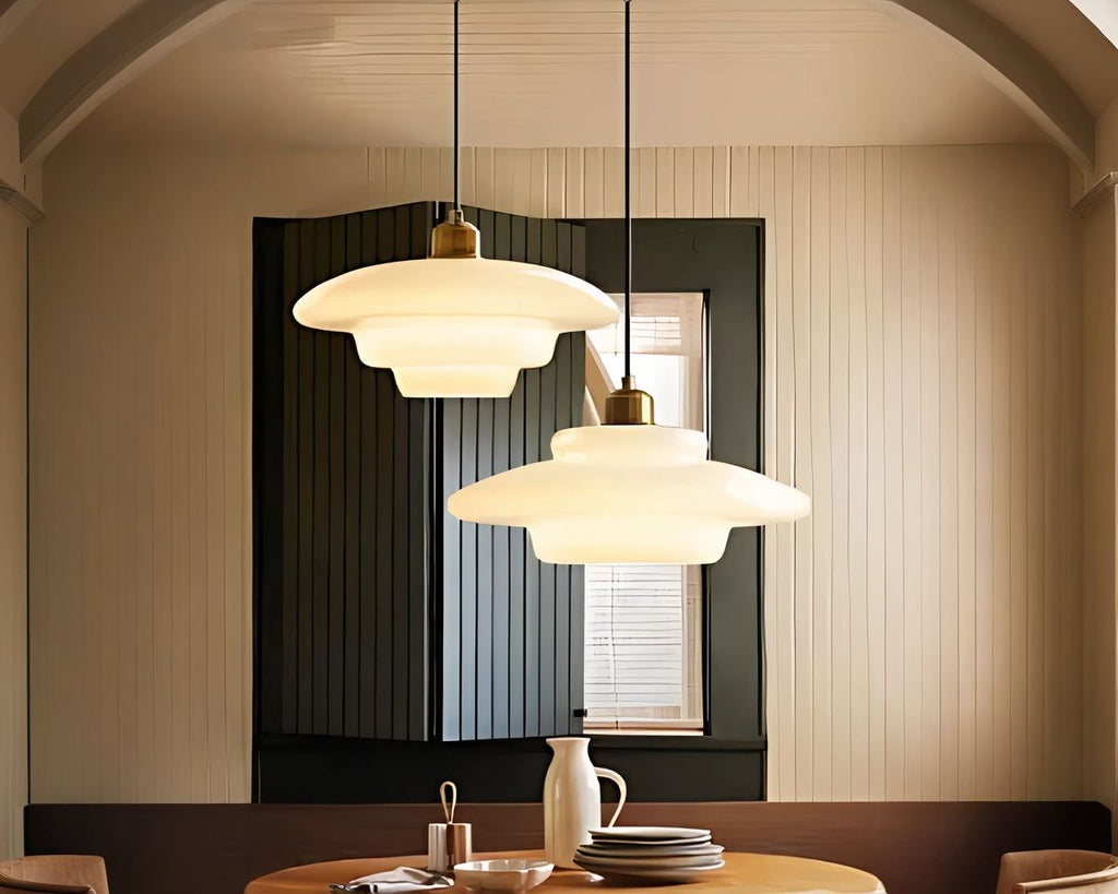 Lustre opaline blanc et laiton, trois silhouettes, vue 3