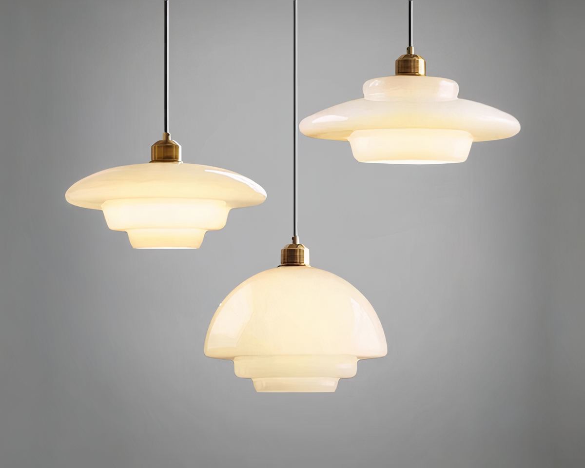 Lustre opaline blanc et laiton, trois silhouettes, vue 4