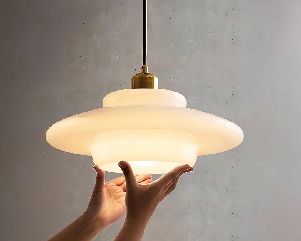 Lustre opaline blanc et laiton, trois silhouettes, vue 6