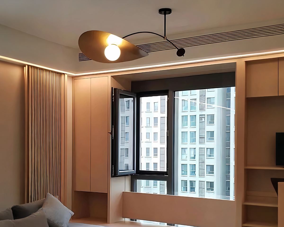 Lustre design à long bras suspendu et abat-jour orientable, vue 4