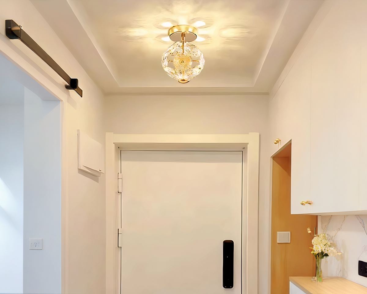 Petit lustre boule à facettes de cristal et métal doré, vue 2
