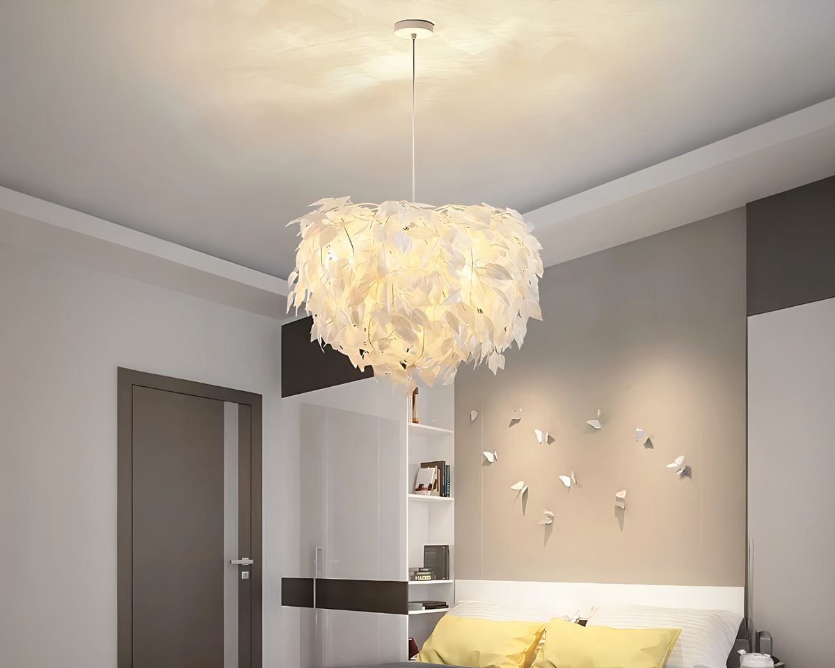 Lustre chambre cocooning à feuilles blanches suspendues