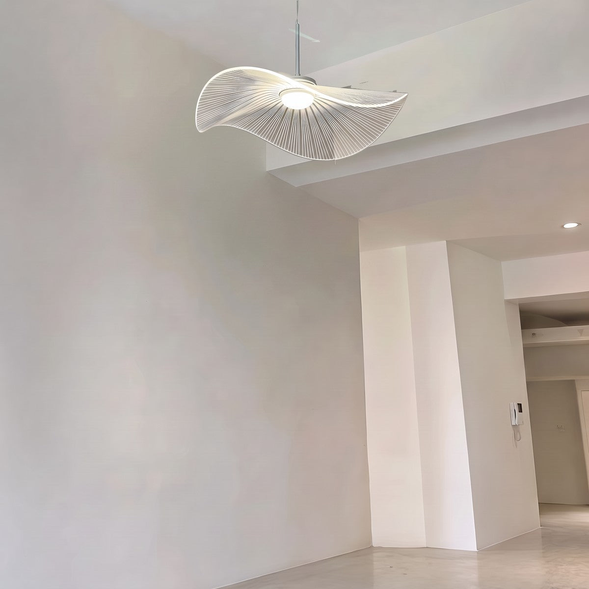 Lustre moderne aérien en acrylique blanc, vue 7
