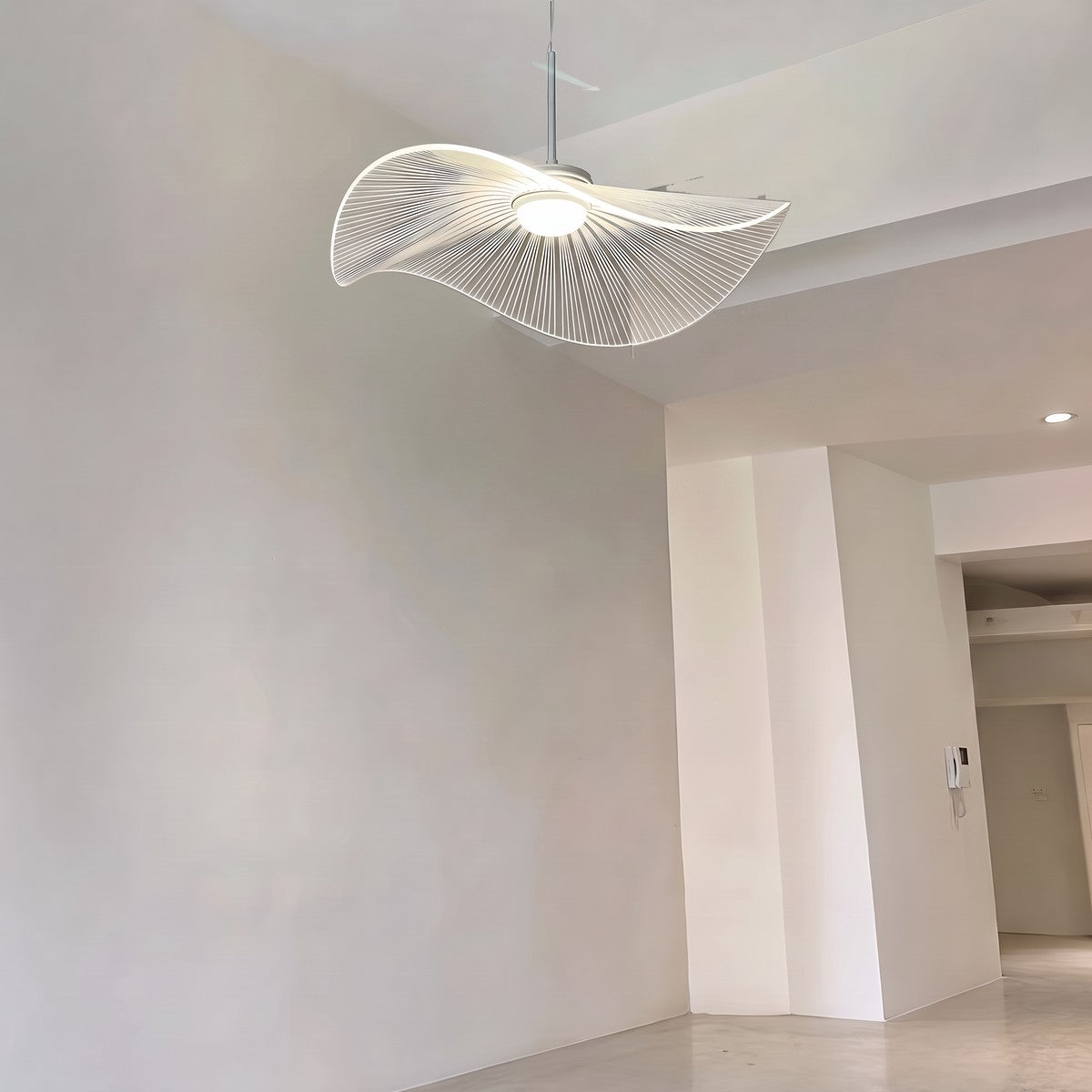 Lustre moderne aérien en acrylique blanc, vue 8