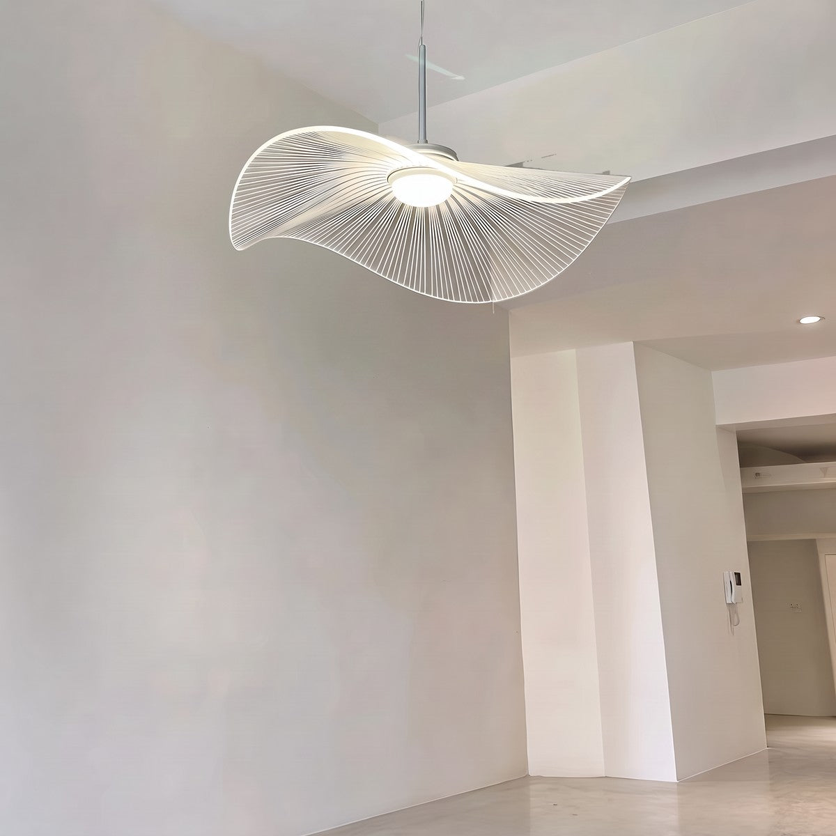 Lustre moderne aérien en acrylique blanc, vue 9