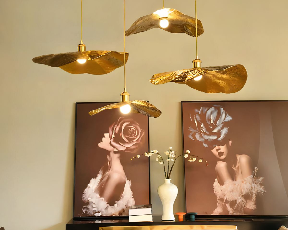 Lustre en fer forgé martelé doré forme chapeau, vue 2