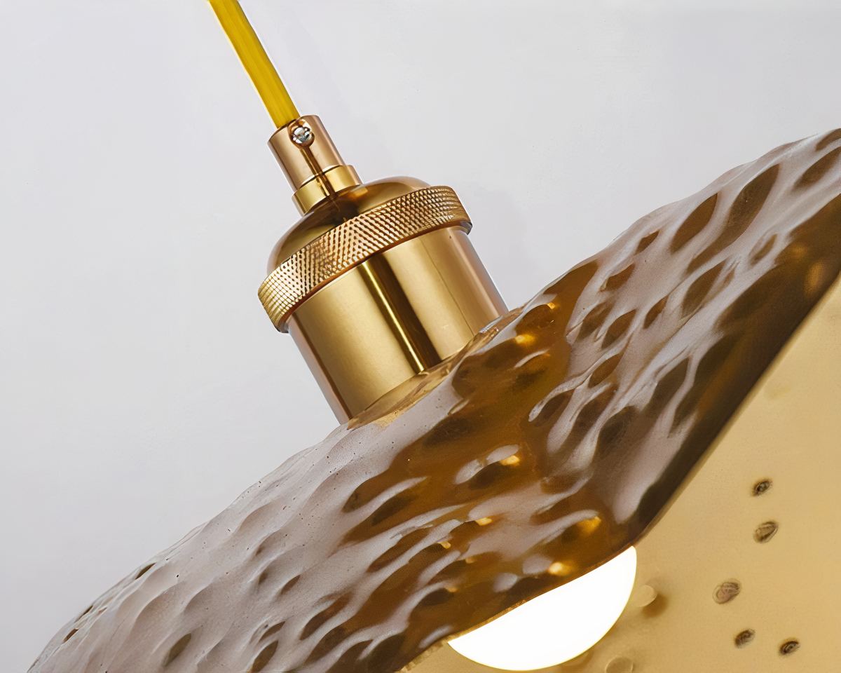 Lustre en fer forgé martelé doré forme chapeau, vue 3