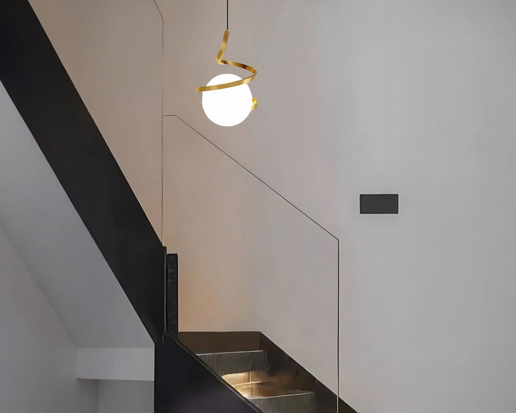 Lustre escalier globe de verre enroulé de métal, vue 5