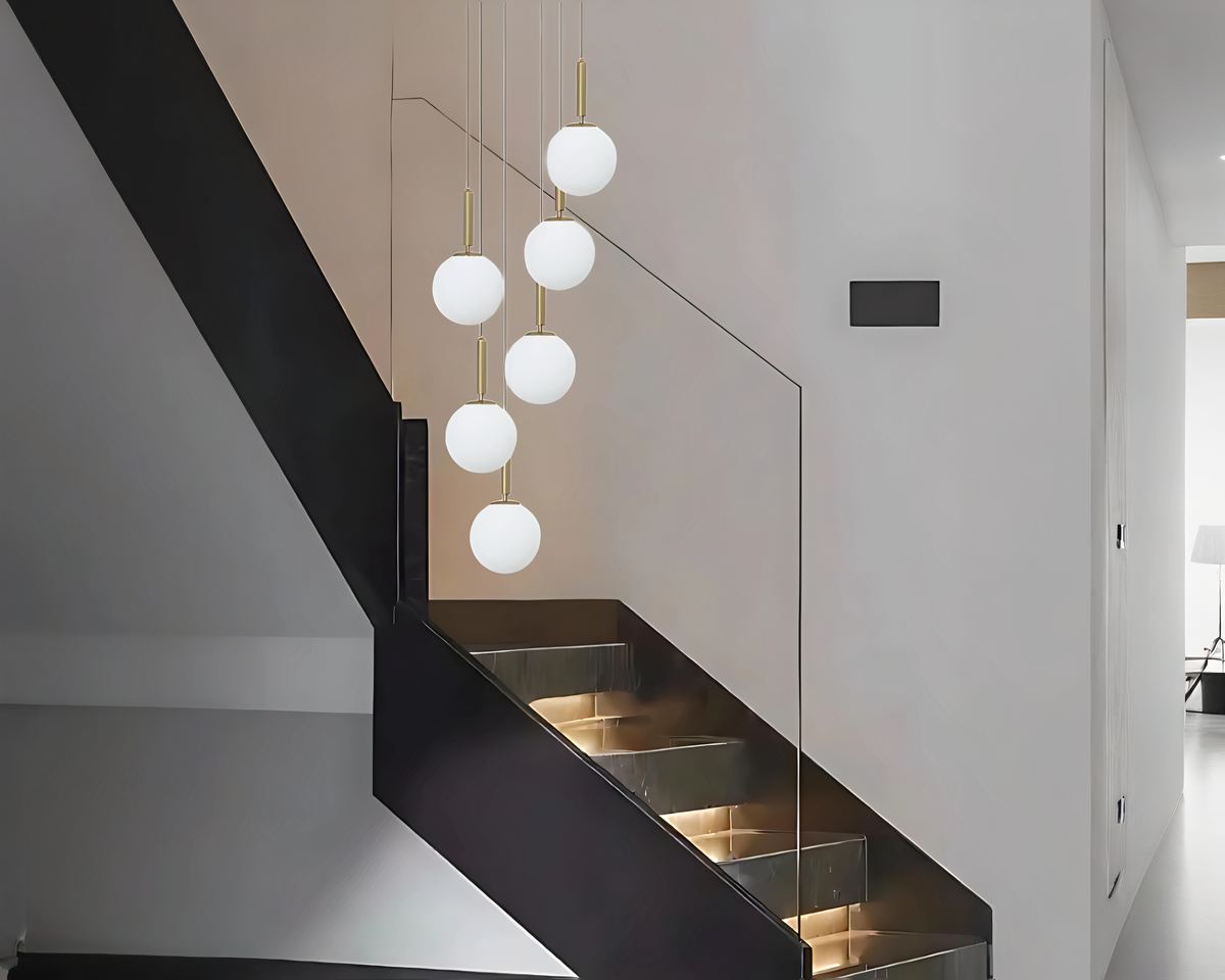 Lustre escalier globes de verre en chute verticale, vue 2