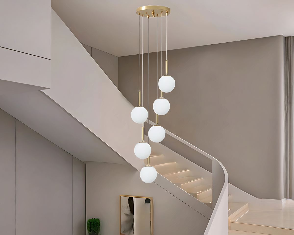 Lustre escalier globes de verre en chute verticale, vue 4