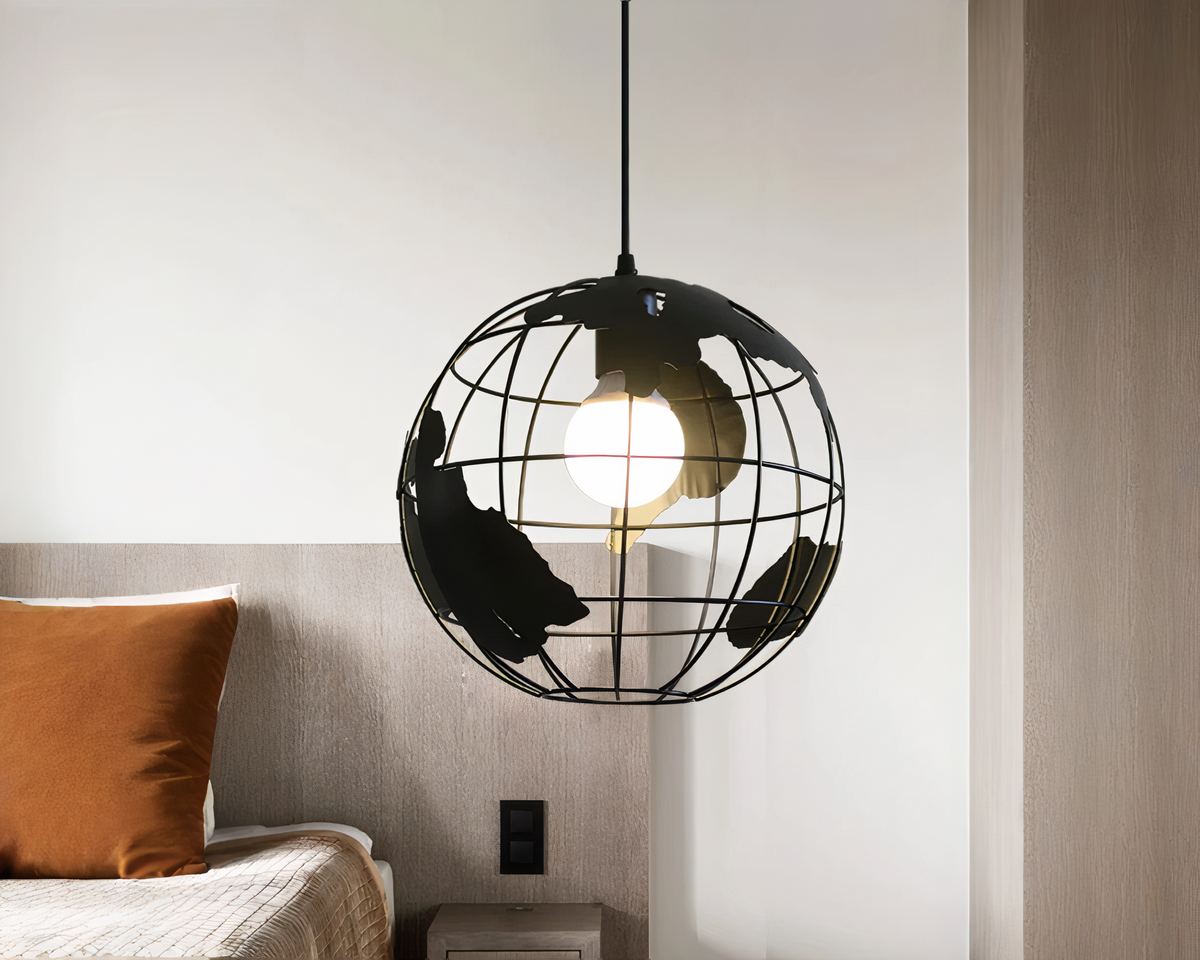 Lustre industriel globe terrestre en métal ajouré
