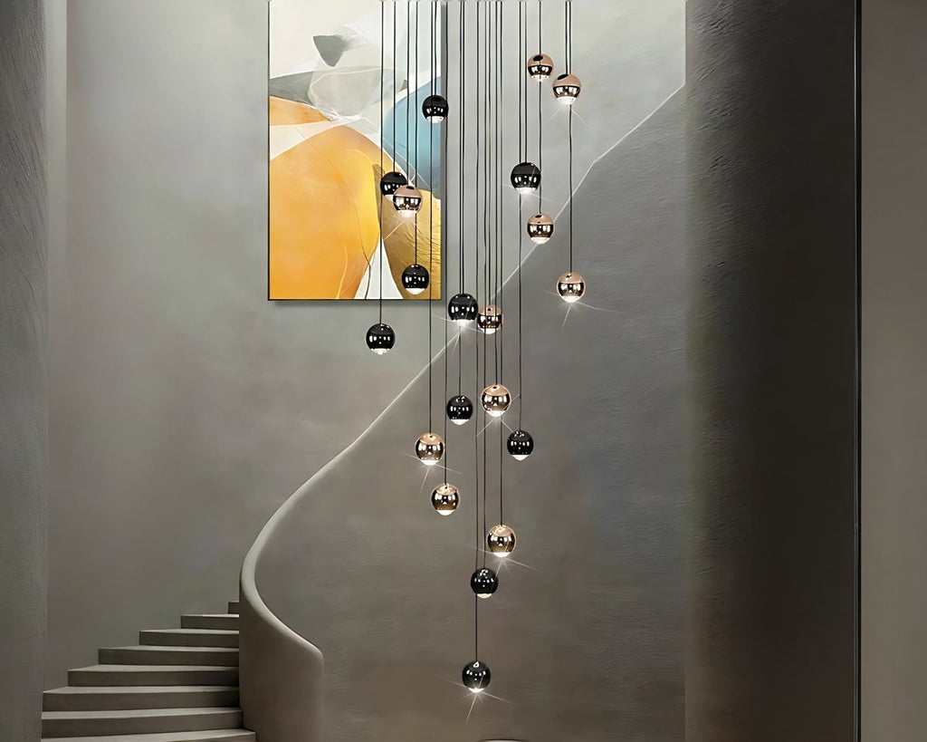 Lustre escalier pluie de boules noires et dorées