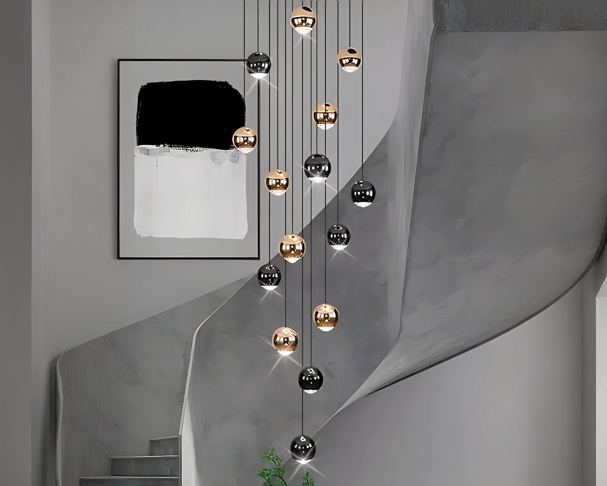 Lustre escalier pluie de boules noires et dorées, vue 2