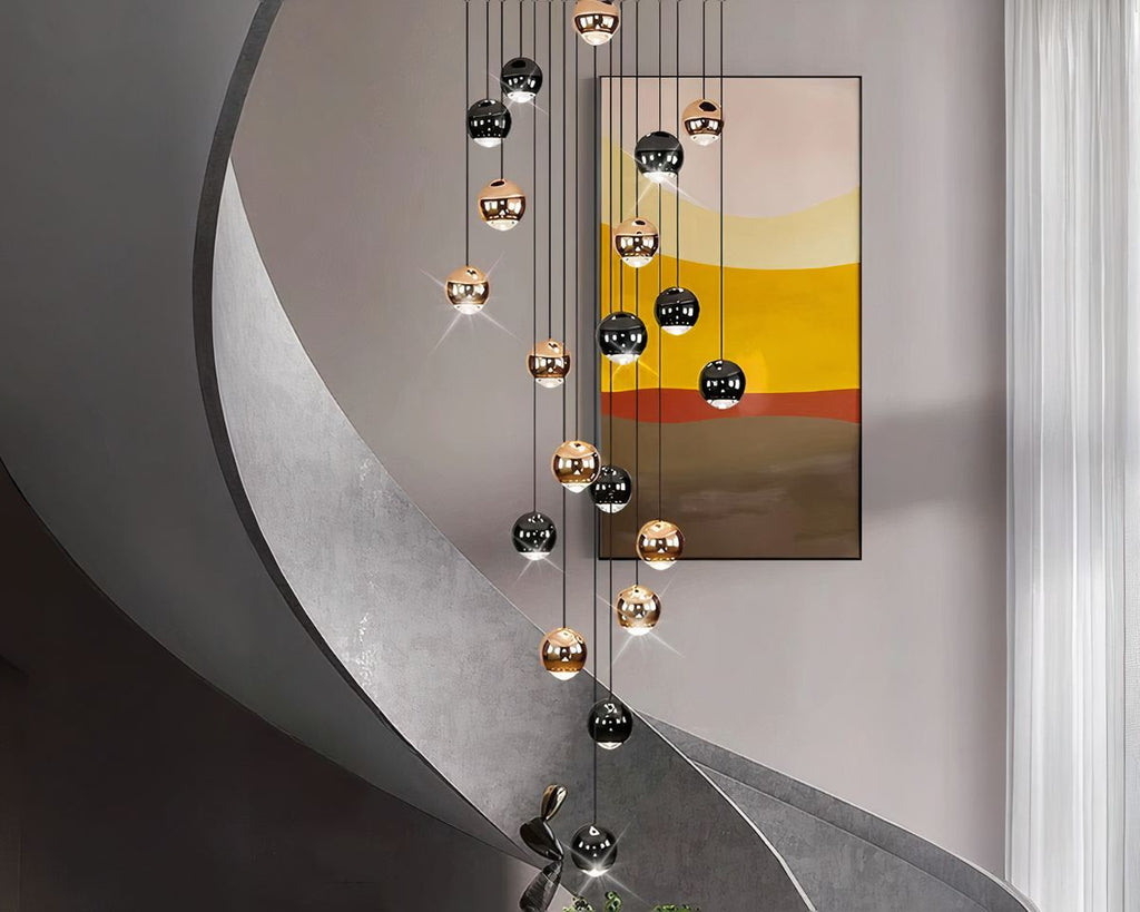 Lustre escalier pluie de boules noires et dorées, vue 3