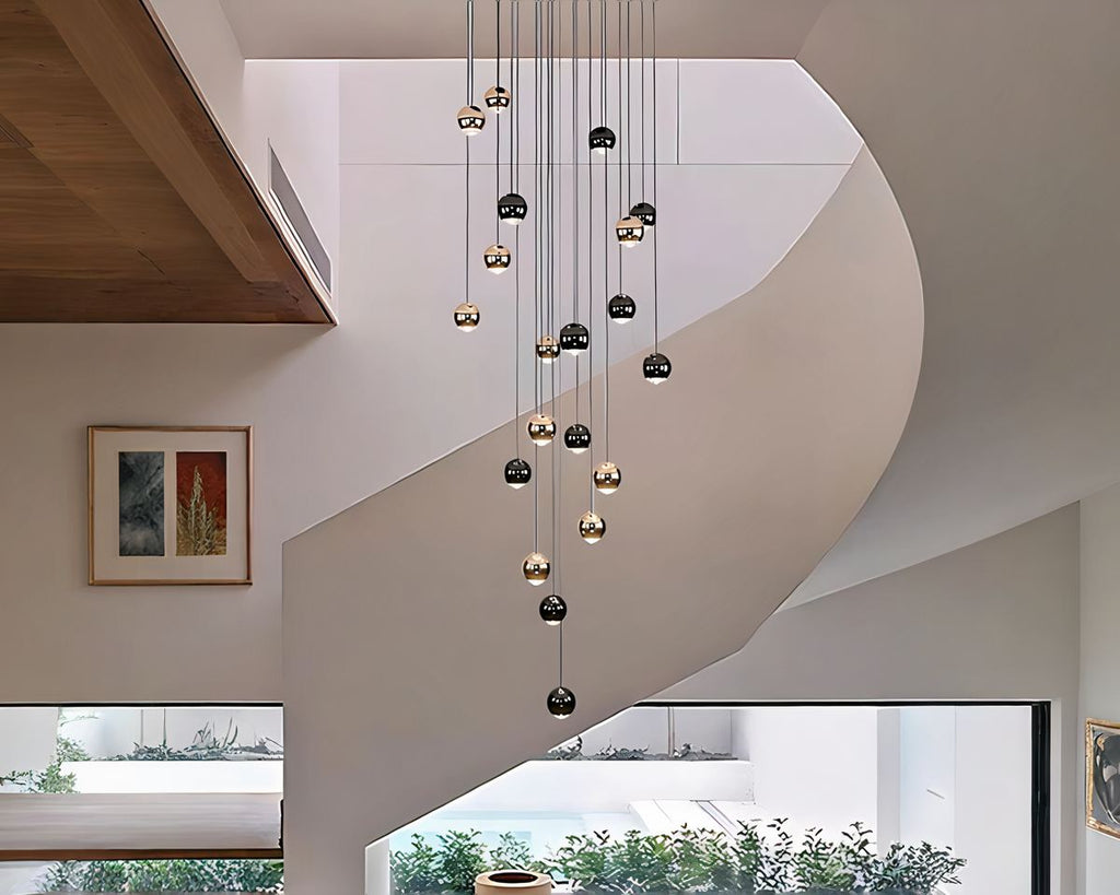 Lustre escalier pluie de boules noires et dorées, vue 4